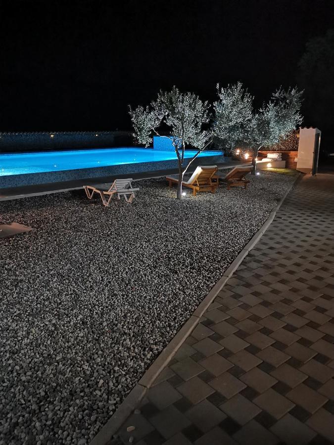 Jacuzi Cottage In The Olive Grove พูลา ภายนอก รูปภาพ